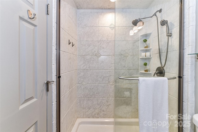 full bathroom featuring a shower stall