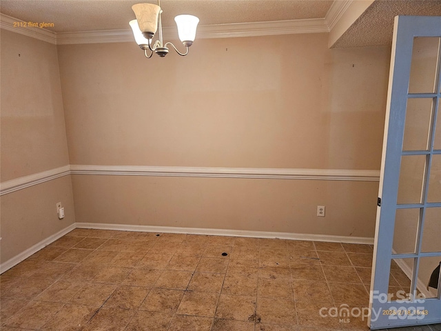 spare room featuring an inviting chandelier and ornamental molding