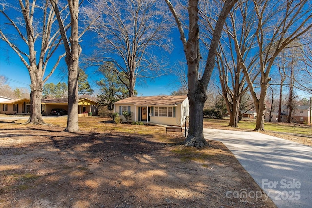 single story home featuring driveway