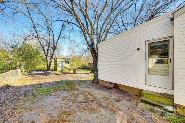 view of yard with a storage unit