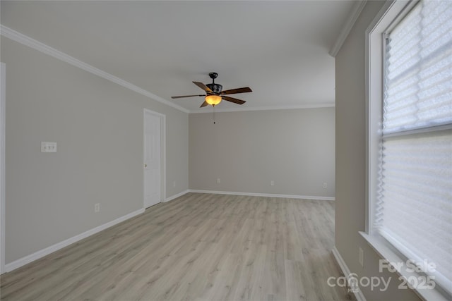 unfurnished room featuring light wood-style flooring, baseboards, ceiling fan, and crown molding