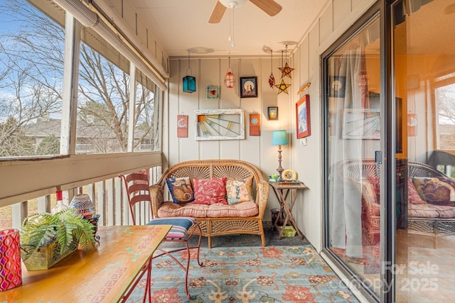 sunroom with ceiling fan