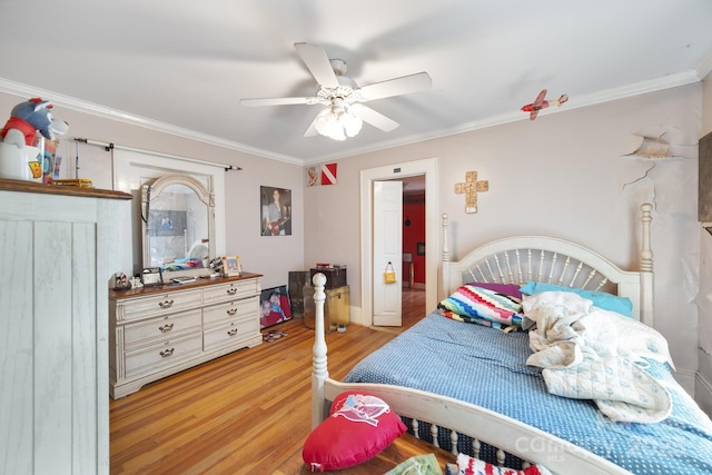 bedroom featuring light hardwood / wood-style floors, ceiling fan, and ornamental molding