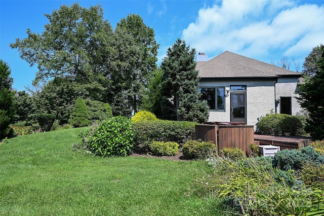 view of yard with a jacuzzi