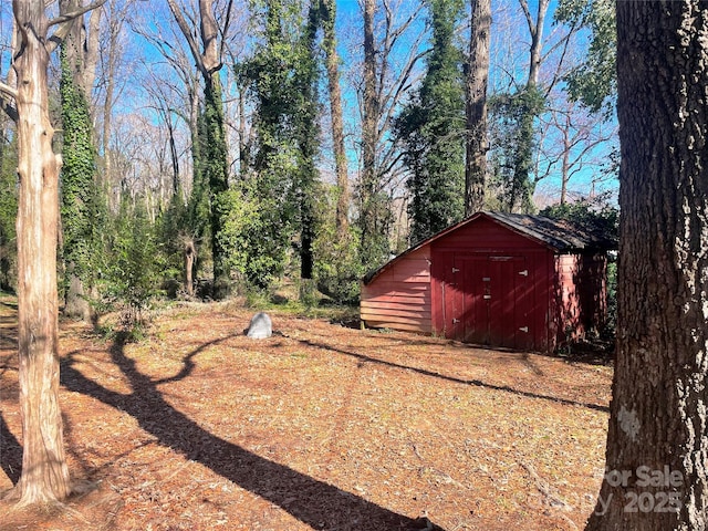 view of yard featuring an outbuilding