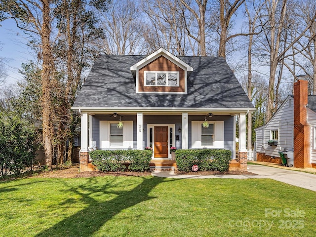 view of front of home featuring ceiling fan, a front lawn, and a porch