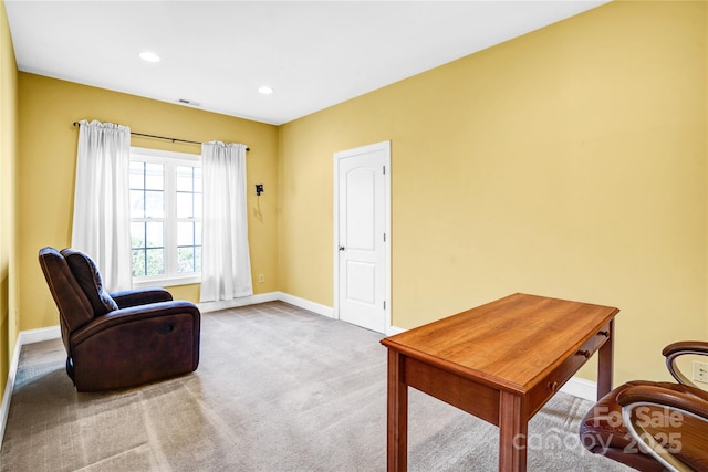 living area featuring carpet, visible vents, baseboards, and recessed lighting