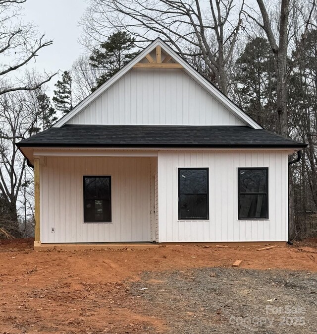 view of front of home with roof with shingles