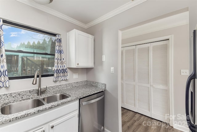 kitchen featuring stainless steel appliances, a sink, white cabinets, ornamental molding, and dark wood finished floors