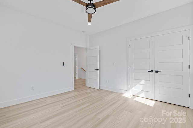 unfurnished bedroom featuring a ceiling fan, a closet, recessed lighting, baseboards, and light wood-style floors