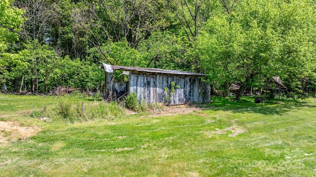 view of yard featuring an outdoor structure and a pole building