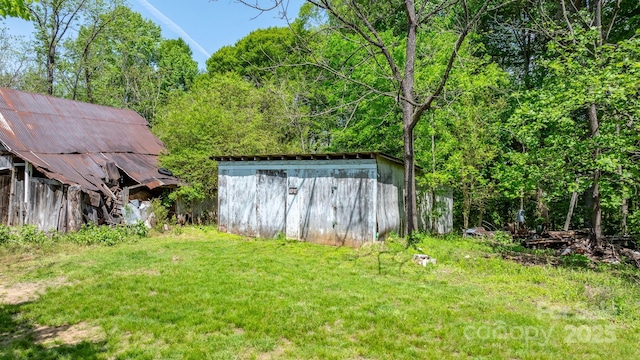 view of yard featuring an outbuilding and a shed