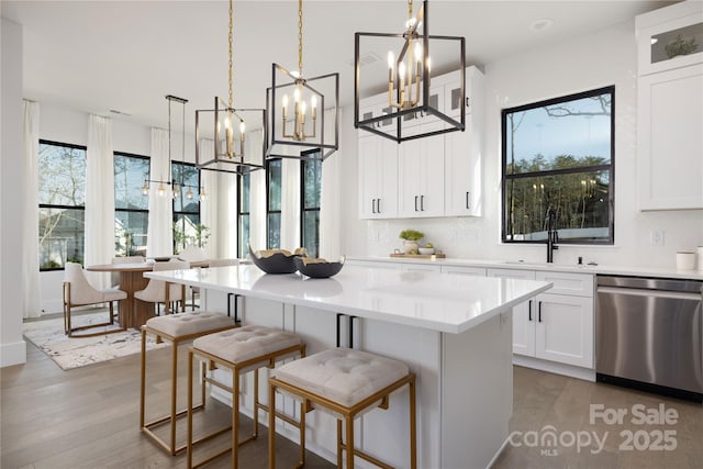 17201 Green Hill Rd, Charlotte, NC 28278 - kitchen with light wood finished floors, a sink, an inviting chandelier, a kitchen island, and dishwasher