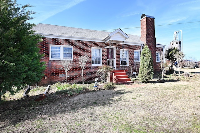 view of front facade with a front yard