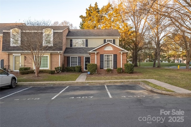 view of front facade featuring a front yard