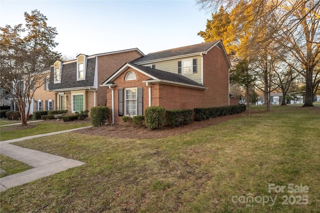 view of front facade featuring a front lawn