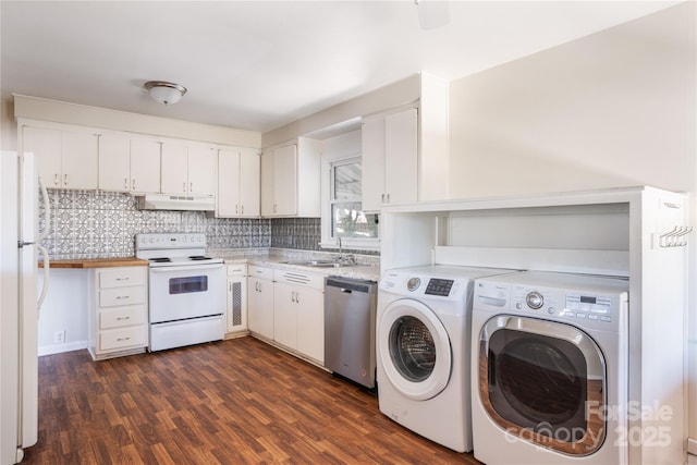 washroom featuring laundry area, dark wood-style floors, a sink, and independent washer and dryer