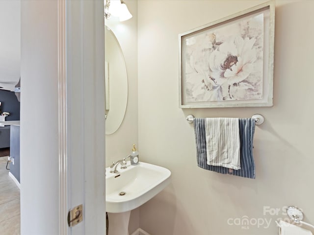 bathroom featuring a sink