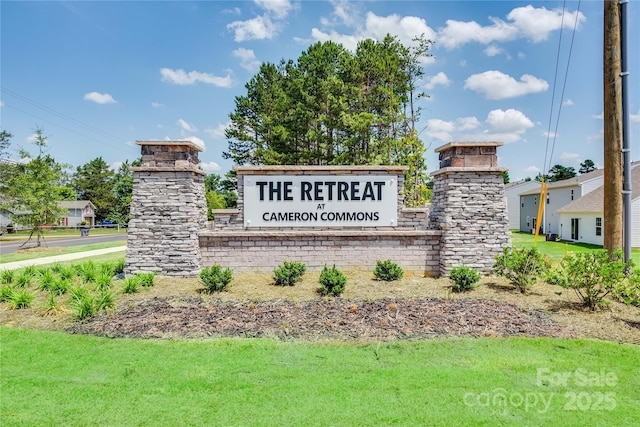 community / neighborhood sign featuring a yard