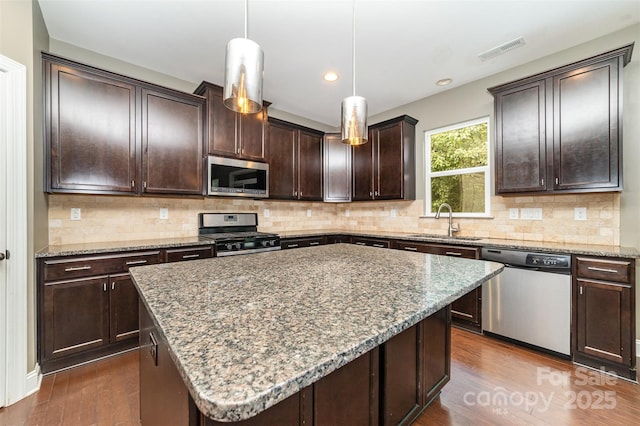 3004 Fallondale Rd, Waxhaw, NC 28173 - kitchen featuring stainless steel appliances, a sink, dark wood-style flooring, dark brown cabinets, and recessed lighting