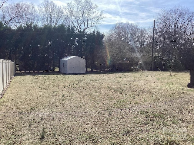 view of yard with a storage shed