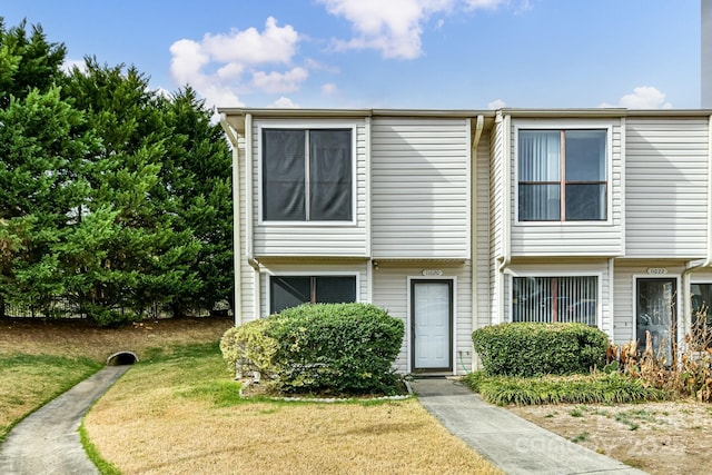 townhome / multi-family property featuring a front yard