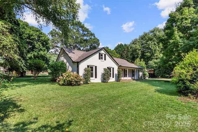 view of front of home featuring a front lawn and brick siding