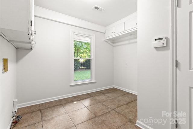 walk in closet featuring light tile patterned floors and visible vents