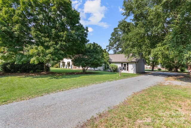 view of front facade featuring driveway and a front lawn