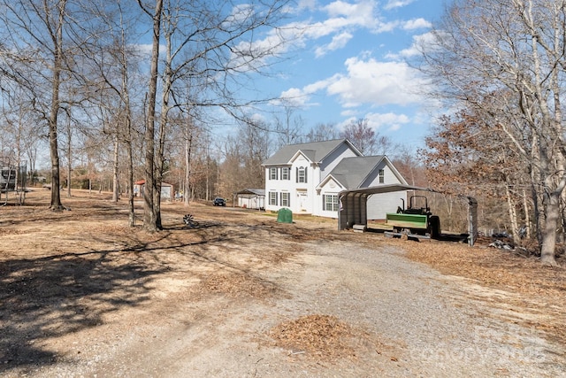 view of front facade with dirt driveway