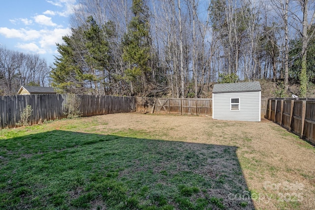 view of yard with a storage shed, an outdoor structure, and a fenced backyard