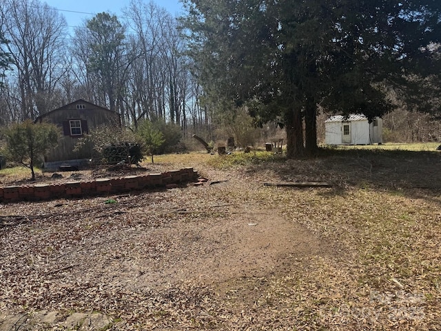 view of yard featuring an outdoor structure