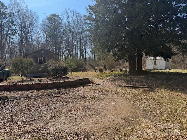 view of yard featuring an outbuilding