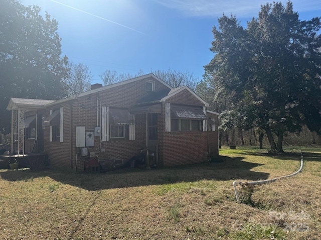 view of front facade featuring brick siding and a front yard