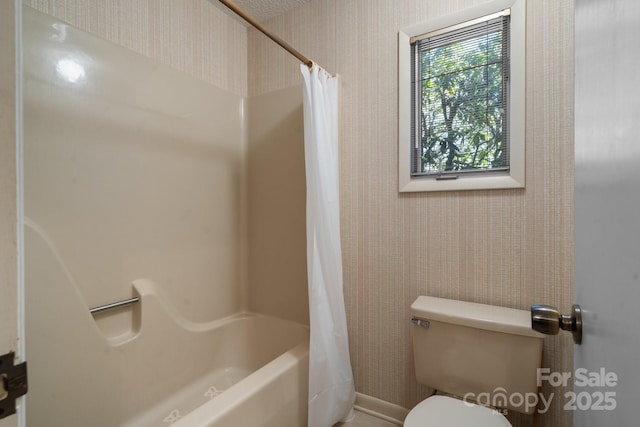 full bath with shower / bathtub combination with curtain, toilet, and wallpapered walls