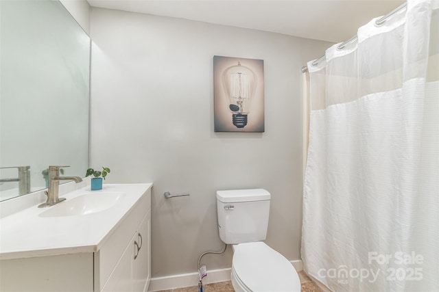 bathroom featuring toilet, baseboards, a shower with shower curtain, and vanity