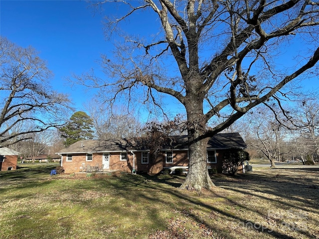 view of front facade with a front lawn