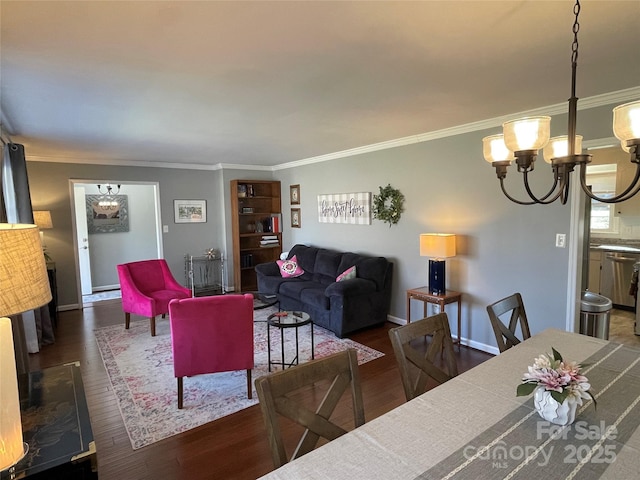 living room featuring dark wood-type flooring, crown molding, and an inviting chandelier