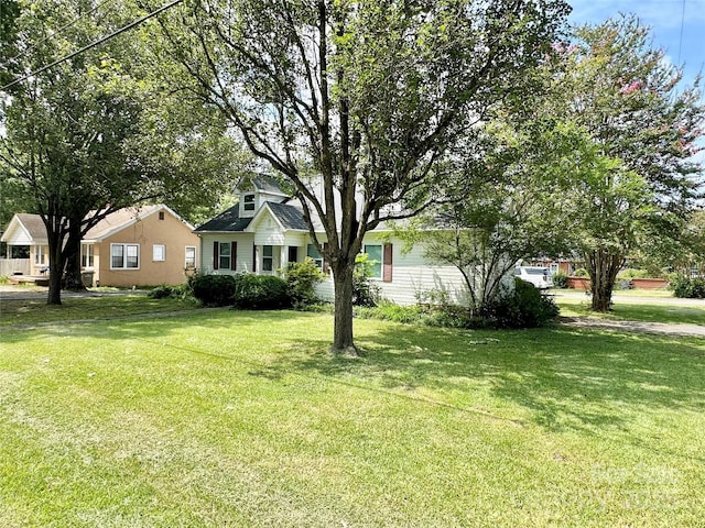 view of front of property featuring a front lawn