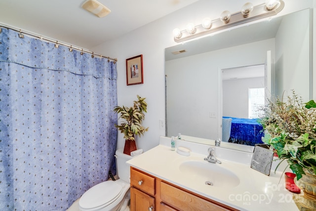 full bathroom with toilet, curtained shower, vanity, and visible vents