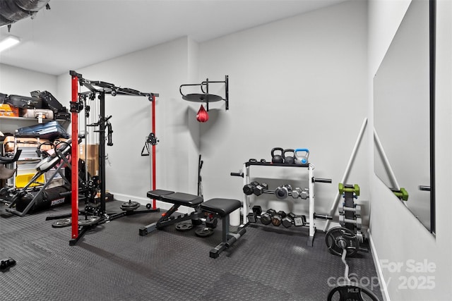 workout room with baseboards