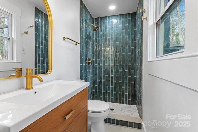 5825 Ruth Dr, Charlotte, NC 28215 - full bath featuring tiled shower, vanity, and toilet