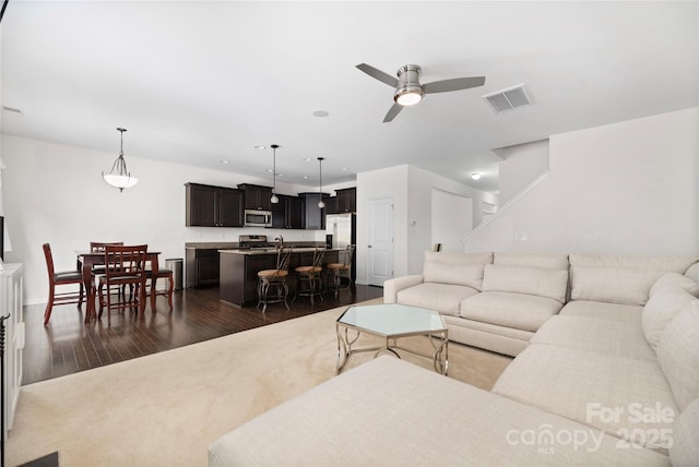 living room featuring visible vents, dark wood-style flooring, recessed lighting, and ceiling fan