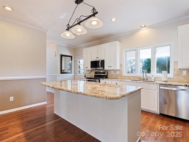 kitchen featuring stainless steel appliances, dark wood-style flooring, a sink, ornamental molding, and decorative backsplash