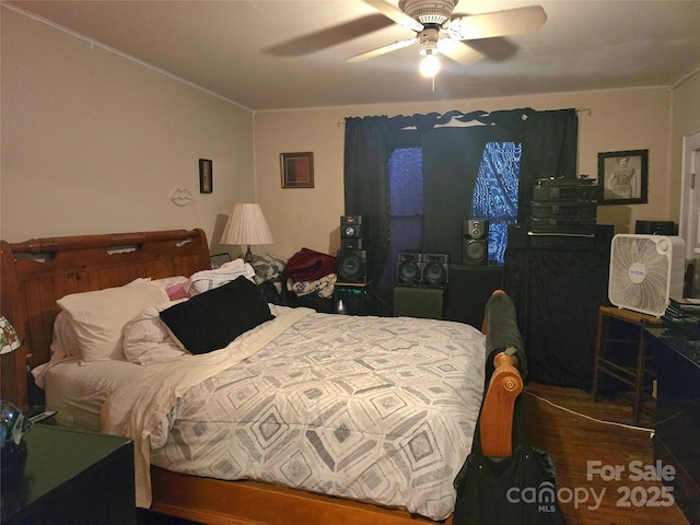 bedroom featuring ceiling fan