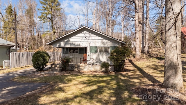 view of front facade with a front yard and fence