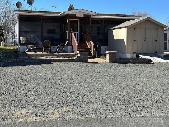 view of front of property featuring a shed and an outdoor structure