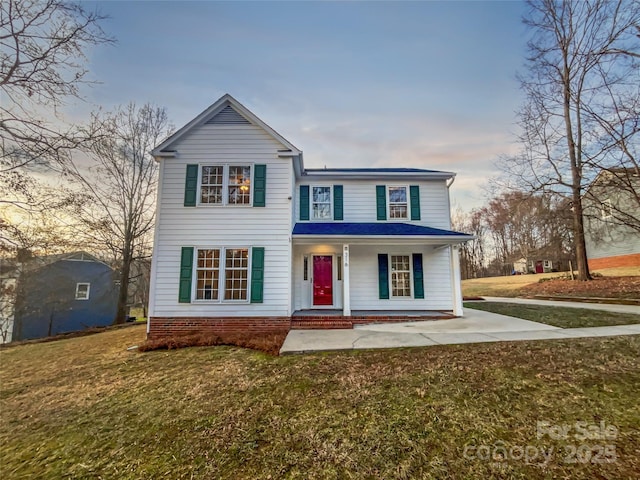 traditional home with a porch and a front lawn