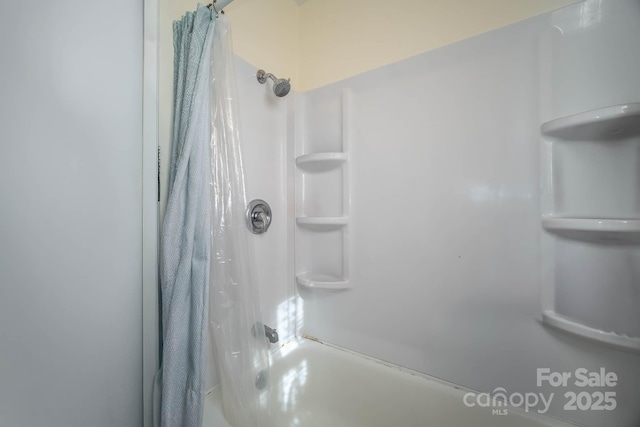 details with shower / bathtub combination with curtain