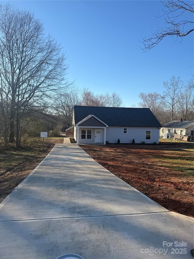 view of front of house featuring concrete driveway